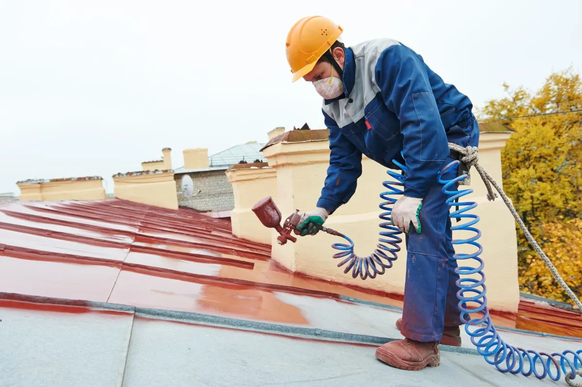 Un pintor profesional de tejas de tejado.