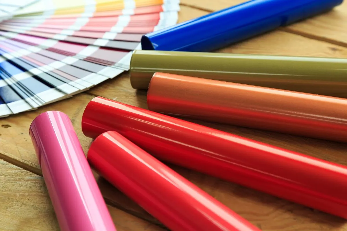 Diferentes tipos de colores de pintura para aluminio.