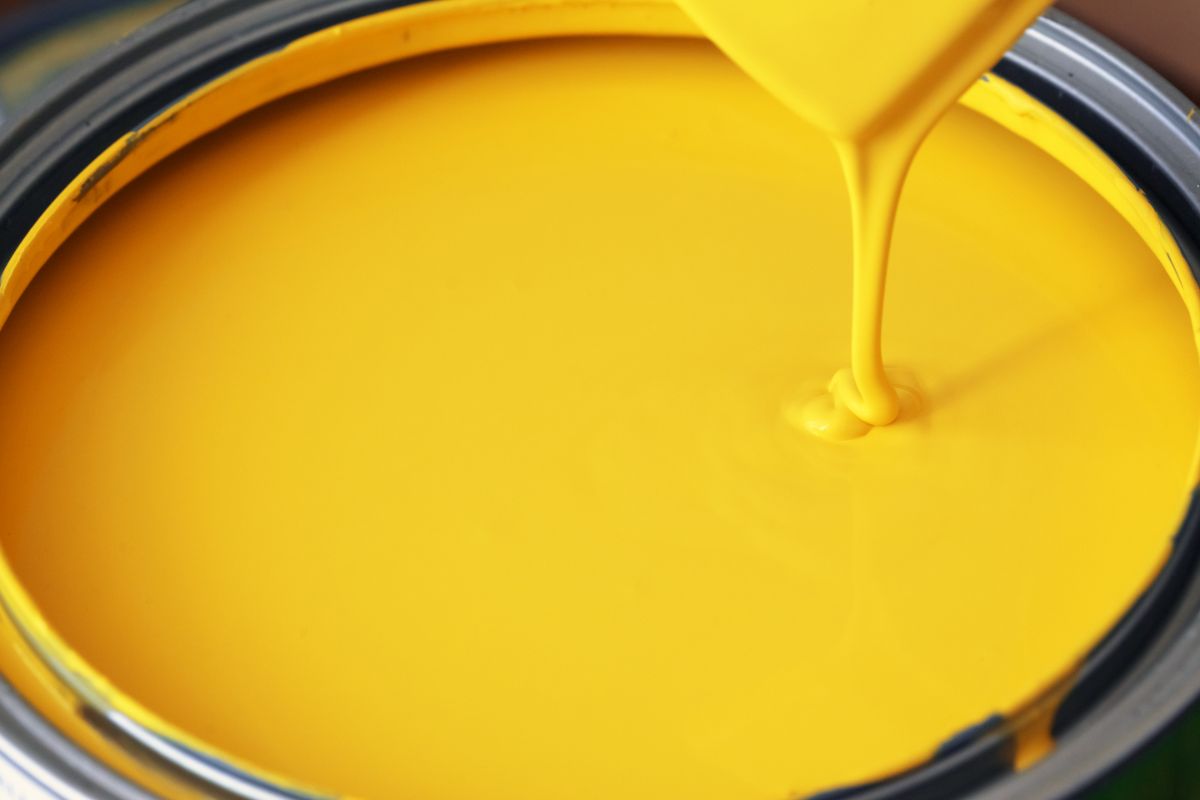 Un galón de pintura de látex amarilla.