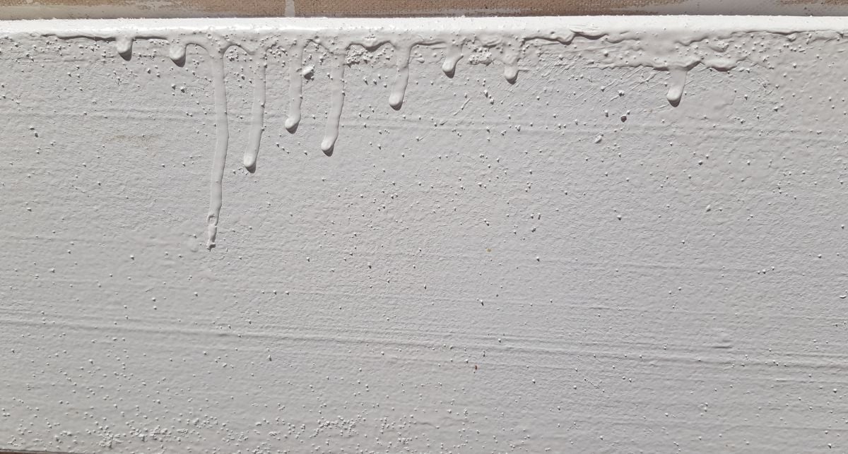 Una pared con demasiada pintura blanca.