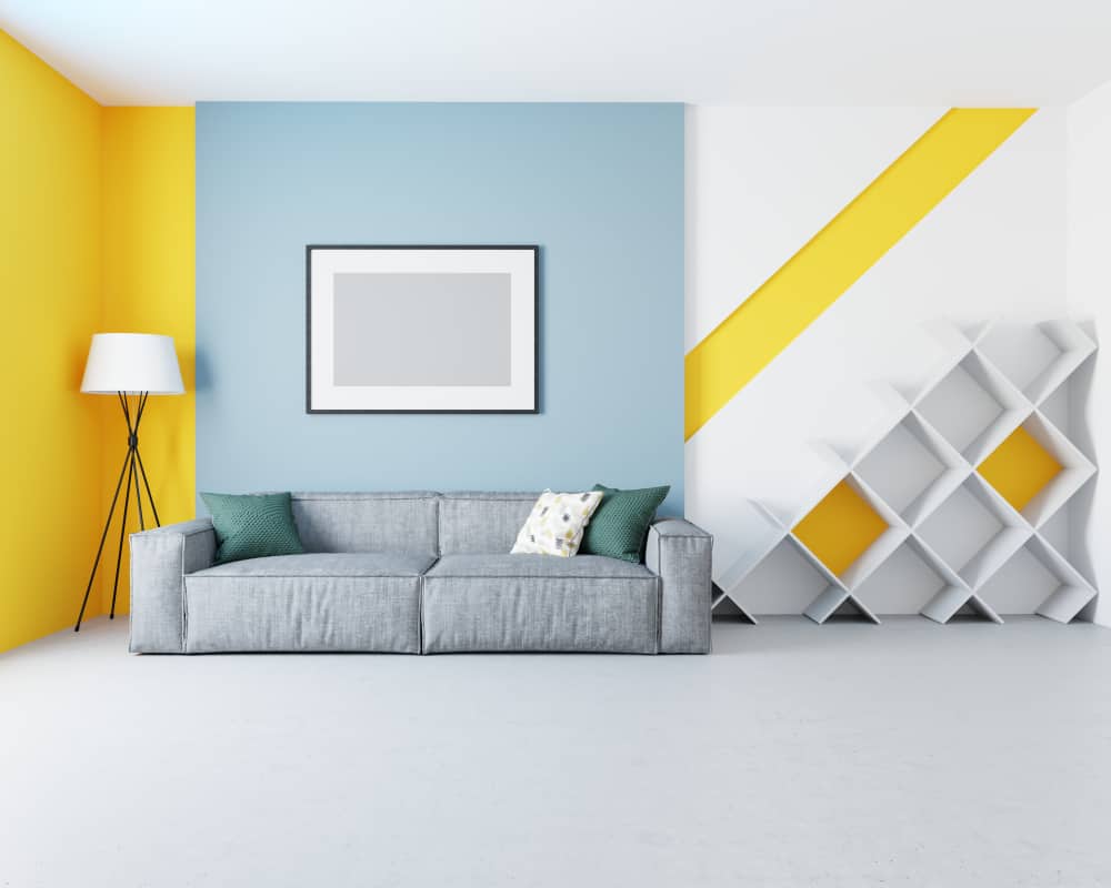 Salón con paredes de colores y estanterías empotradas resaltadas con un tono amarillo.