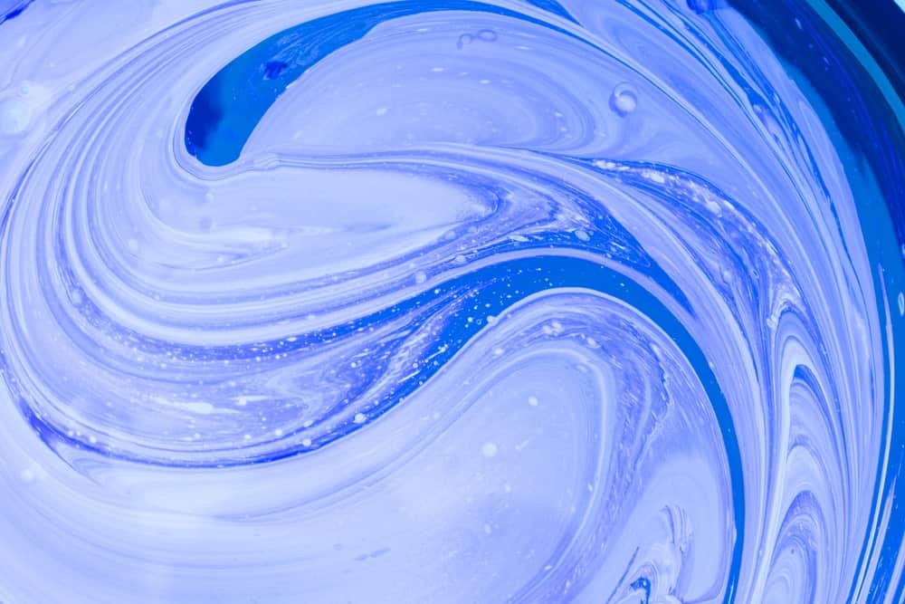 Un vistazo a la mezcla de las pinturas al agua blanca y azul.