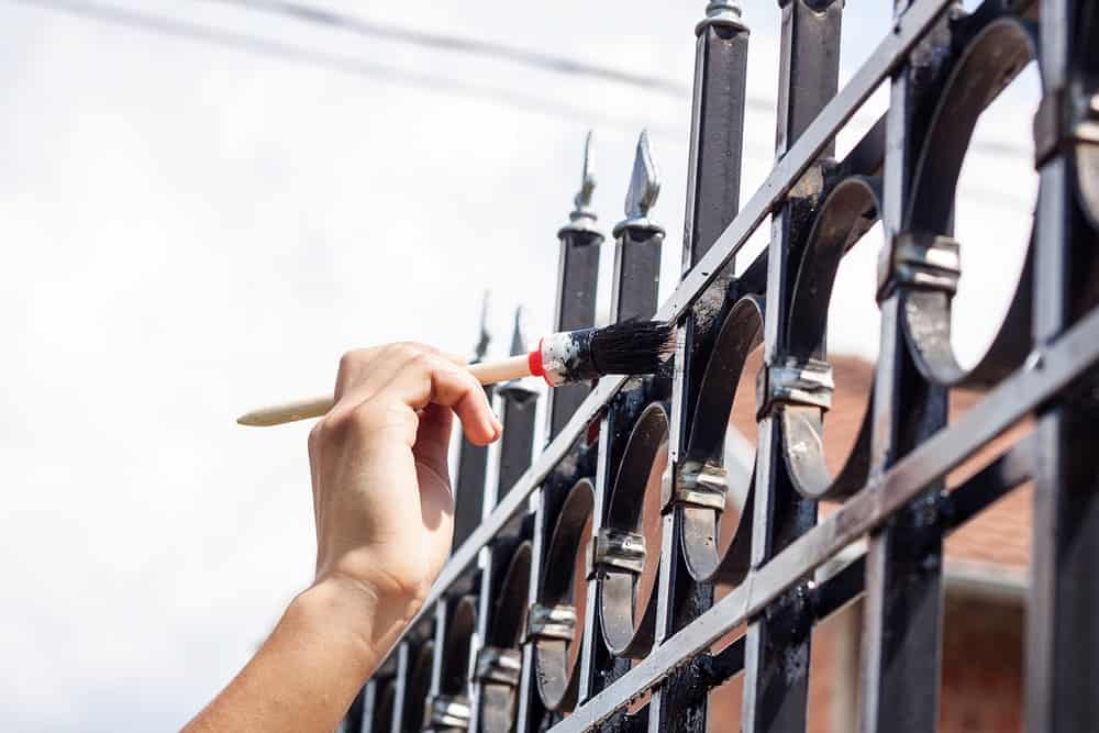Una valla de hierro forjado pintada con pintura brillante.